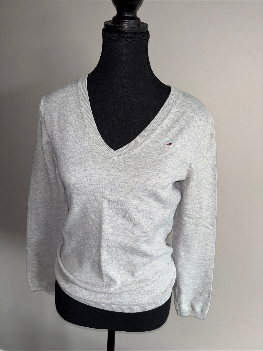 Tommy Hilfiger Light Gray V-Neck Knit Sweater with Chest Logo